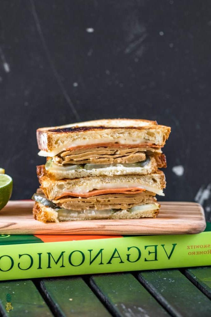 Σούπερ νόστιμα vegan κουβανέζικα σάντουιτς στοιβαγμένα με φυτικό ζαμπόν, σεϊτάν μαριναρισμένο σε μόχο και όλα τα απαραίτητα συνοδευτικά.