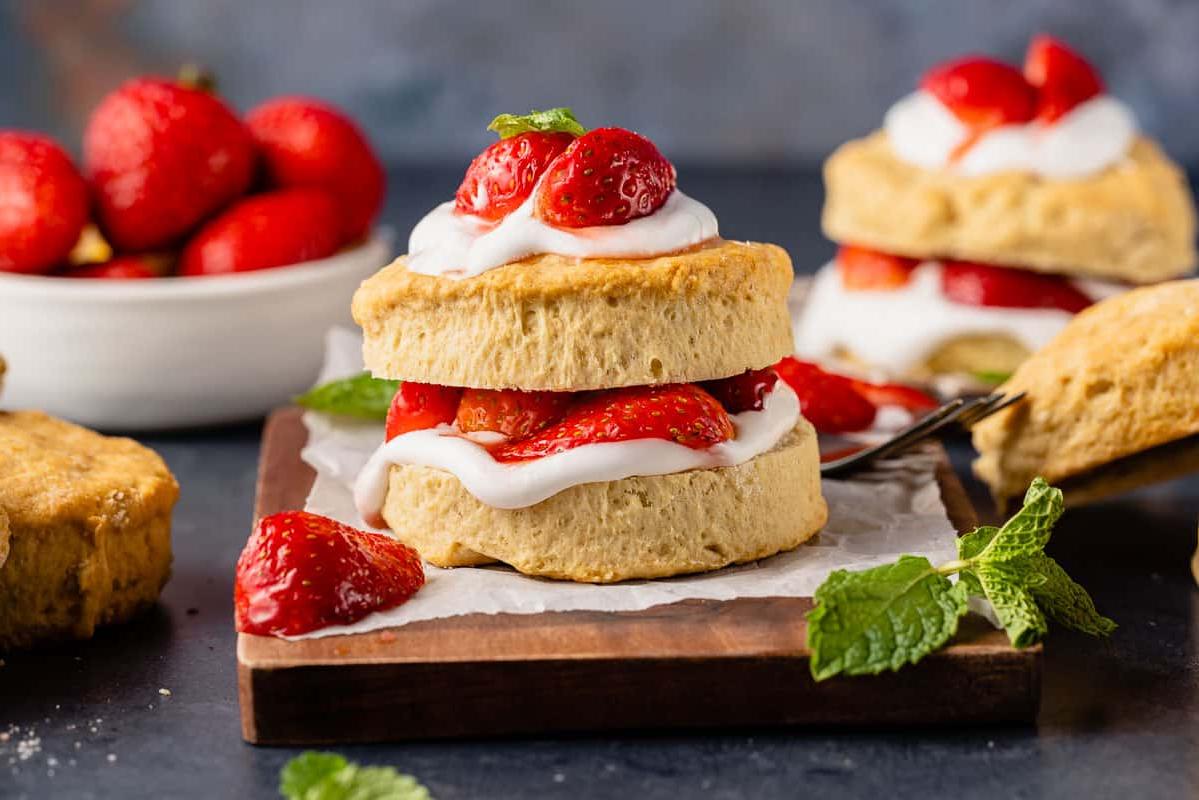 Οριζόντια εικόνα vegan strawberry shortcake διαμορφωμένο σε σκούρο φόντο