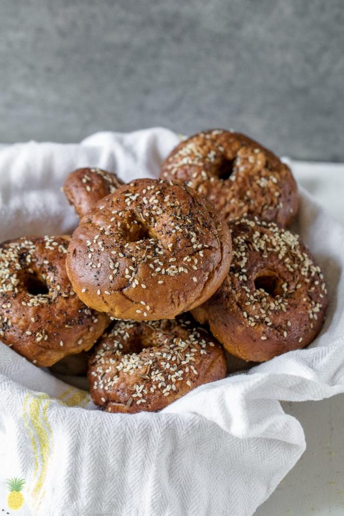 Ανεβάστε το πρωινό σας σε ένα νέο επίπεδο με Everything Pretzel Bagels! + Vegan Καρότο Lox {χωρίς λάδι} ocaku.com #carrotlox #pretzel #vegan #pretzelbagel #oilfree