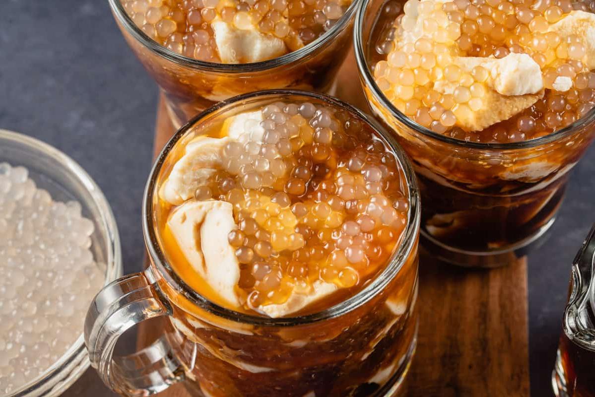 Φωτογραφία από τρία ποτήρια Taho σε ξύλινη επιφάνεια