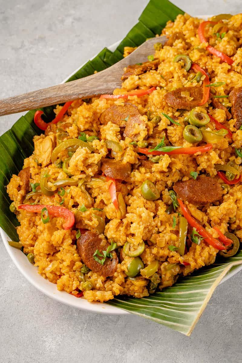 Vegan Arroz Valenciana σε πιατέλα με φύλλο μπανάνας