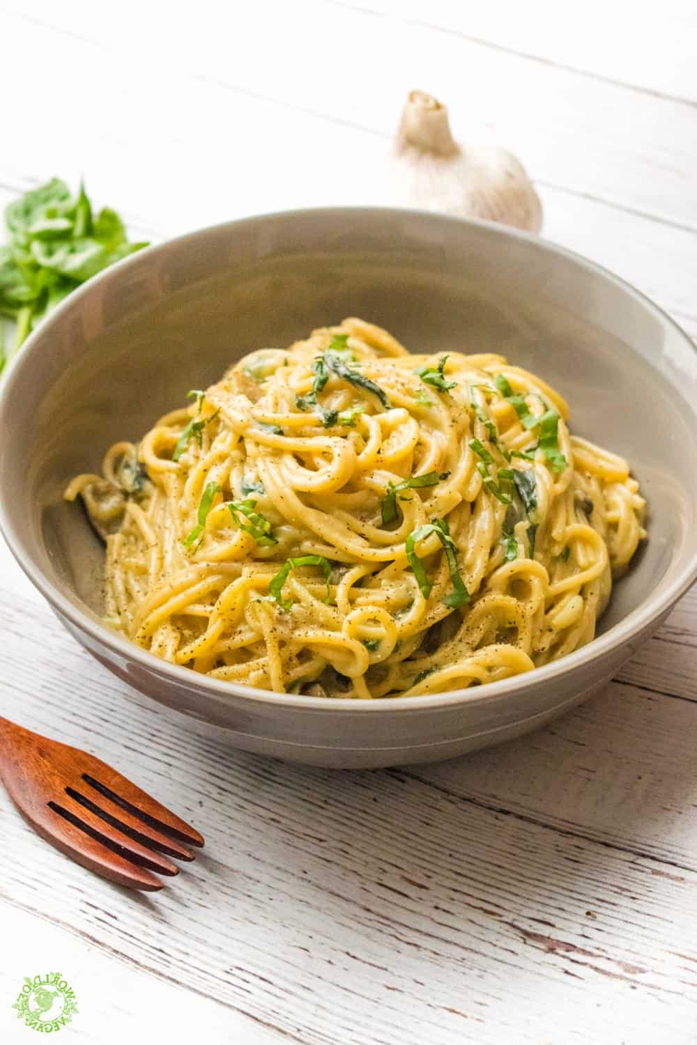Κοντινή εικόνα από vegan μακαρονάδα μονοκάτσαρο σε ένα μπολ.