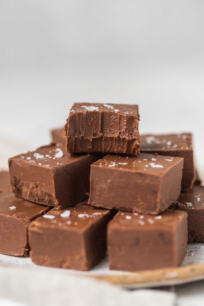 Σοκολατένιο φυστικοβούτυρο fudge στοιβαγμένο σε πιάτο με μια δαγκωνιά
