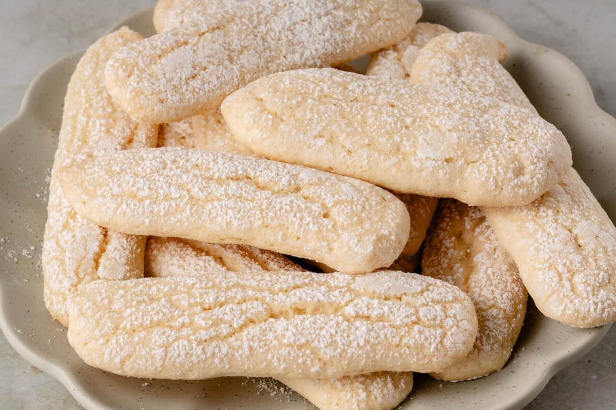 Αφράτα vegan ladyfingers σε λευκή πιατέλα
