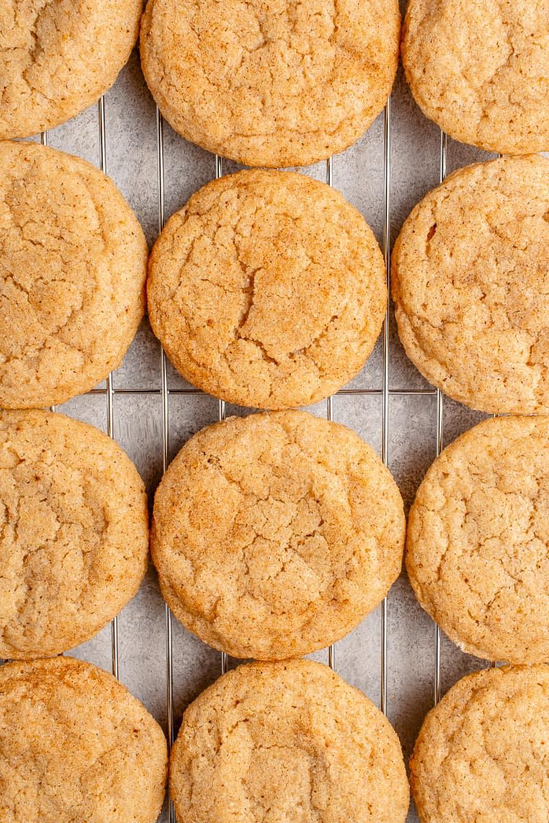 Φωτογραφία από πάνω βίγκαν μπισκότων eggnog snickerdoodle σε σχάρα ψύξης
