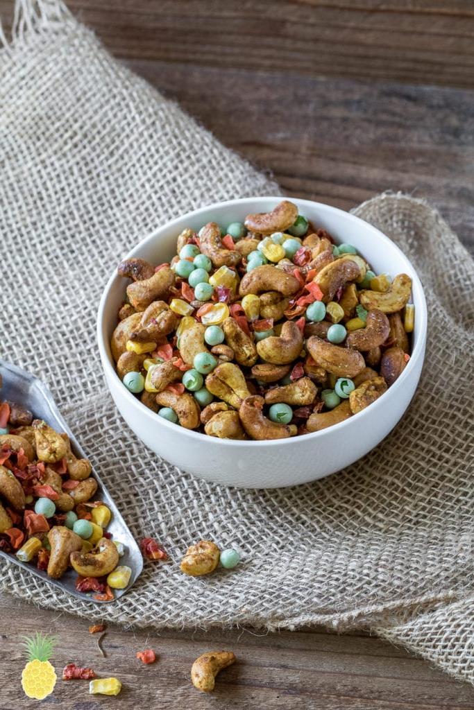 Αλμυρό, τραγανό και υγιεινό vegan trail mix με κάσιους και κάρι