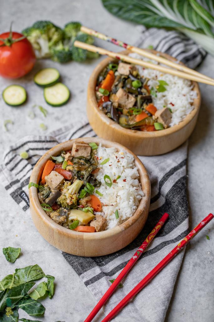 Πεντανόστιμο stir-fry με μελιτζάνες, τόφου και λαχανικά, ιδανικό για vegan διατροφή, χωρίς λάδι και γλουτένη.