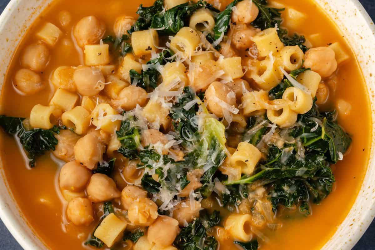 Μπολ με Pasta e Ceci γαρνιρισμένο με βίγκαν παρμεζάνα