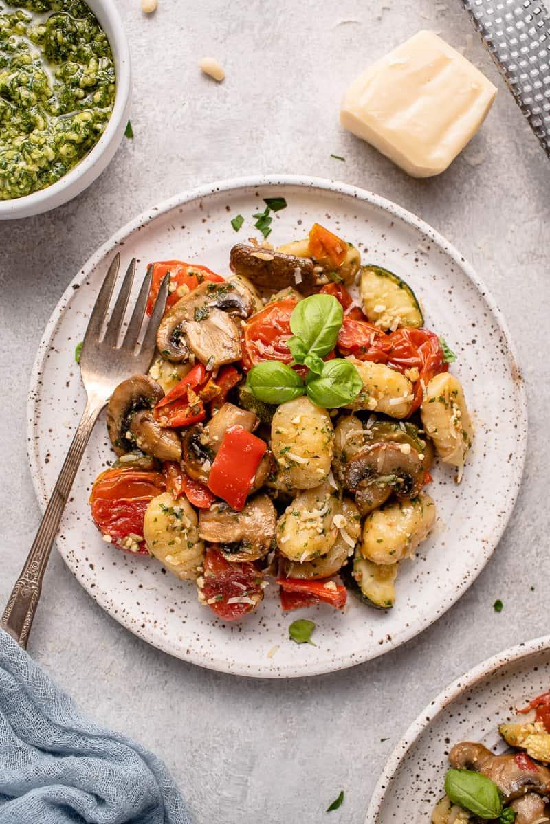 Ένα λευκό πιάτο με vegan ψητό νιόκι πέστο