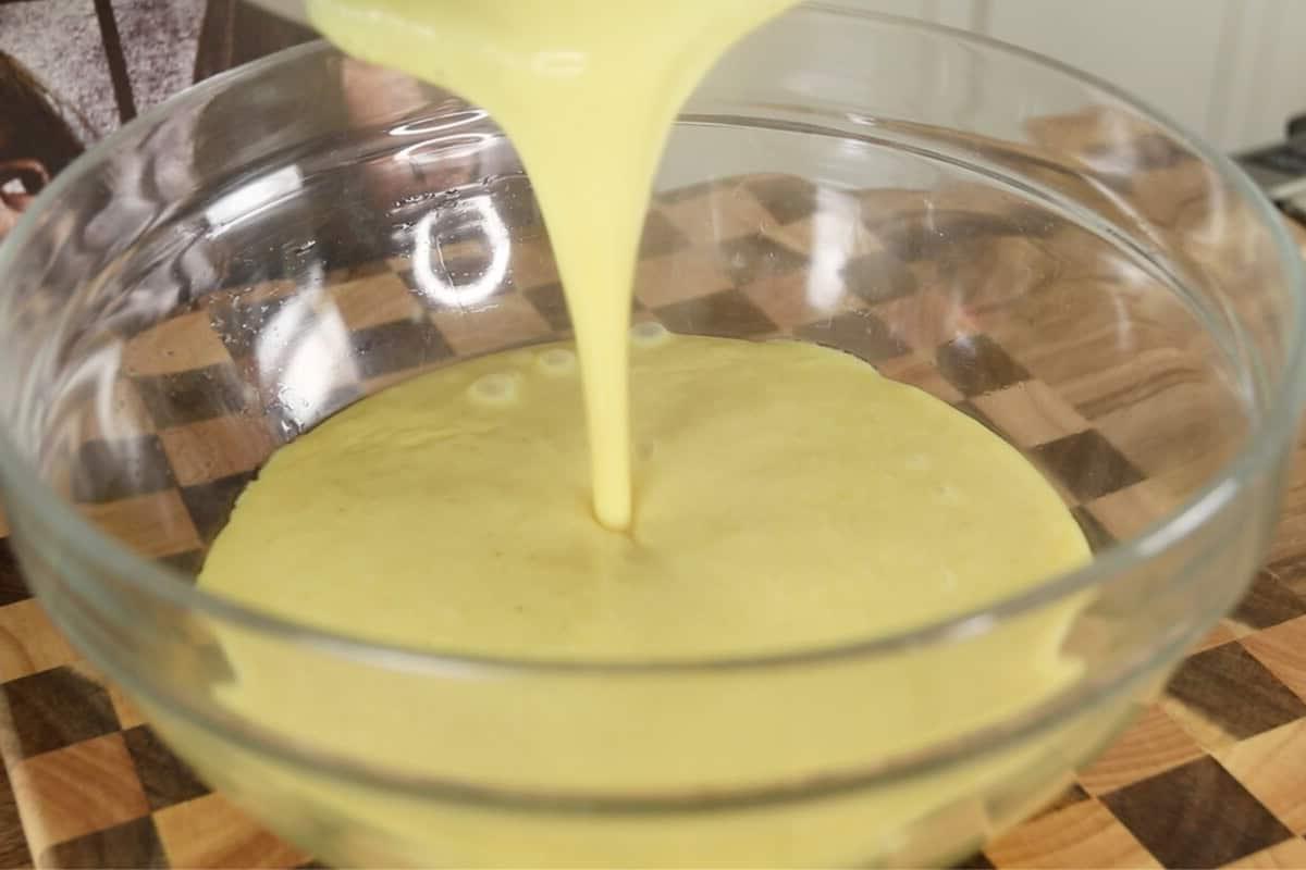 Προετοιμασία vegan κρέμας βανίλιας σε γυάλινο μπολ