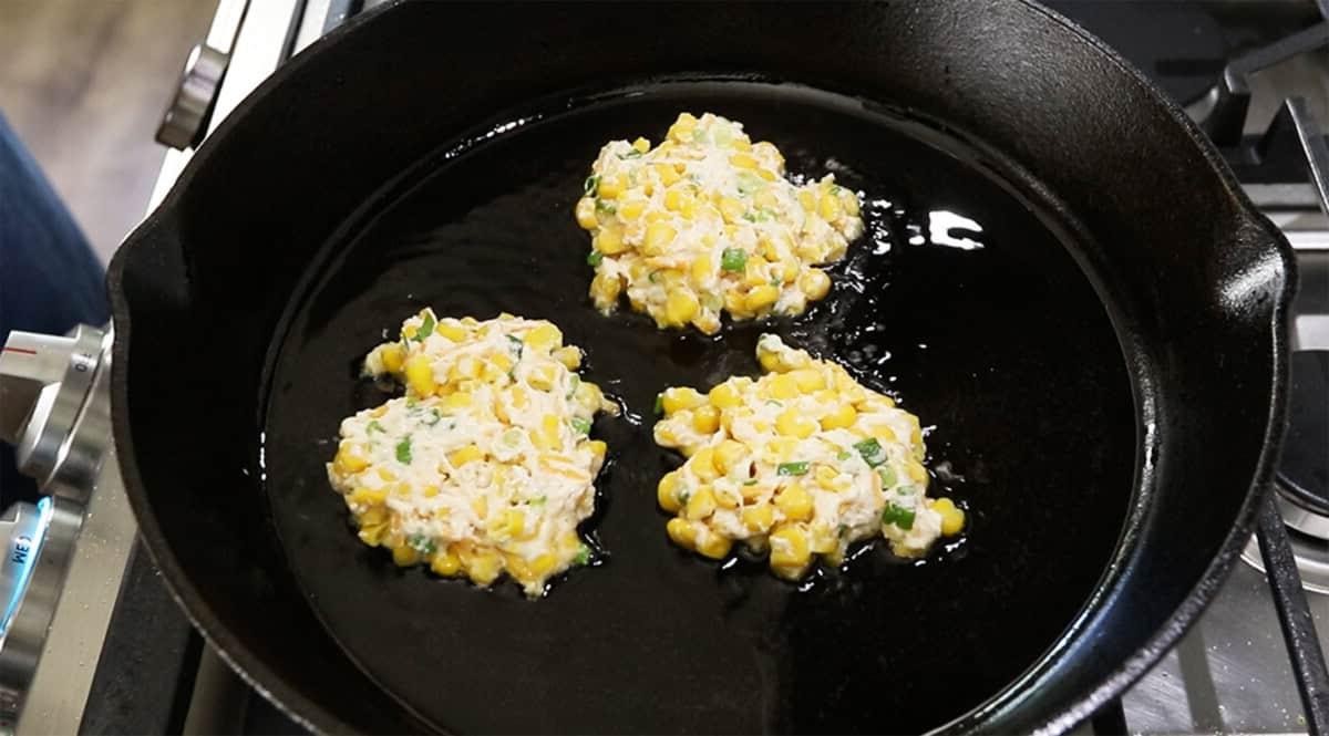 Εύκολοι Βέγκαν Καλαμποκοκεφτέδες 11 vegan καλαμποκοκεφτέδες να τηγανίζονται σε τηγάνι από χυτοσίδηρο