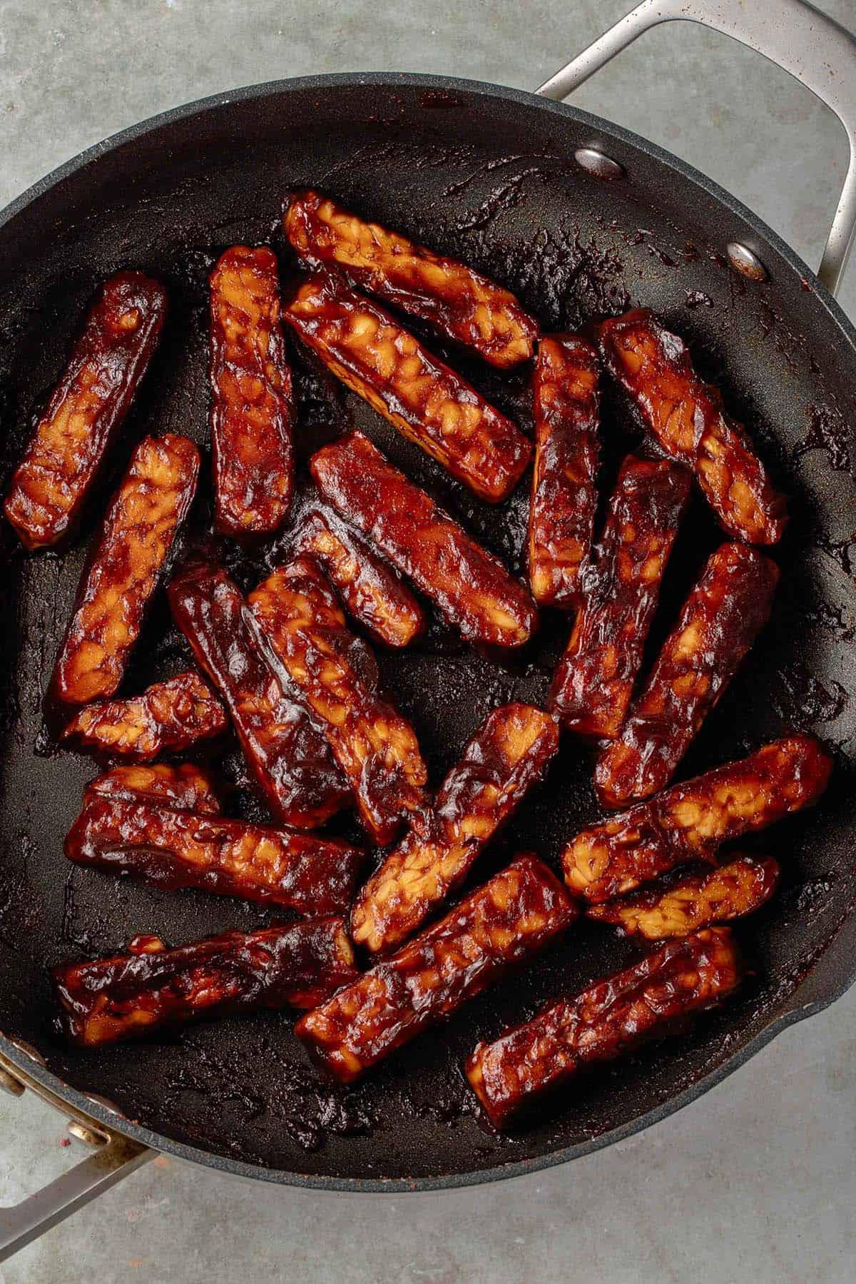 μπάρμπεκιου tempeh σε μαύρο τηγάνι