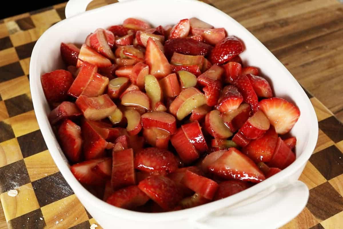 Βέγκαν Κραμπλ Φράουλας και Ραβεντιού 11 Vegan Strawberry Rhubarb Crisp filling in white baking dish before baking