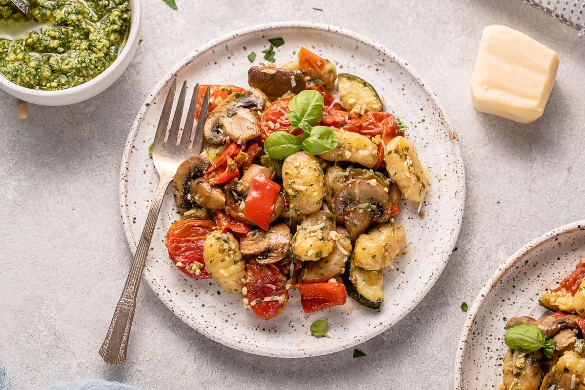 Ένα λευκό πιάτο με vegan ψητό νιόκι πέστο