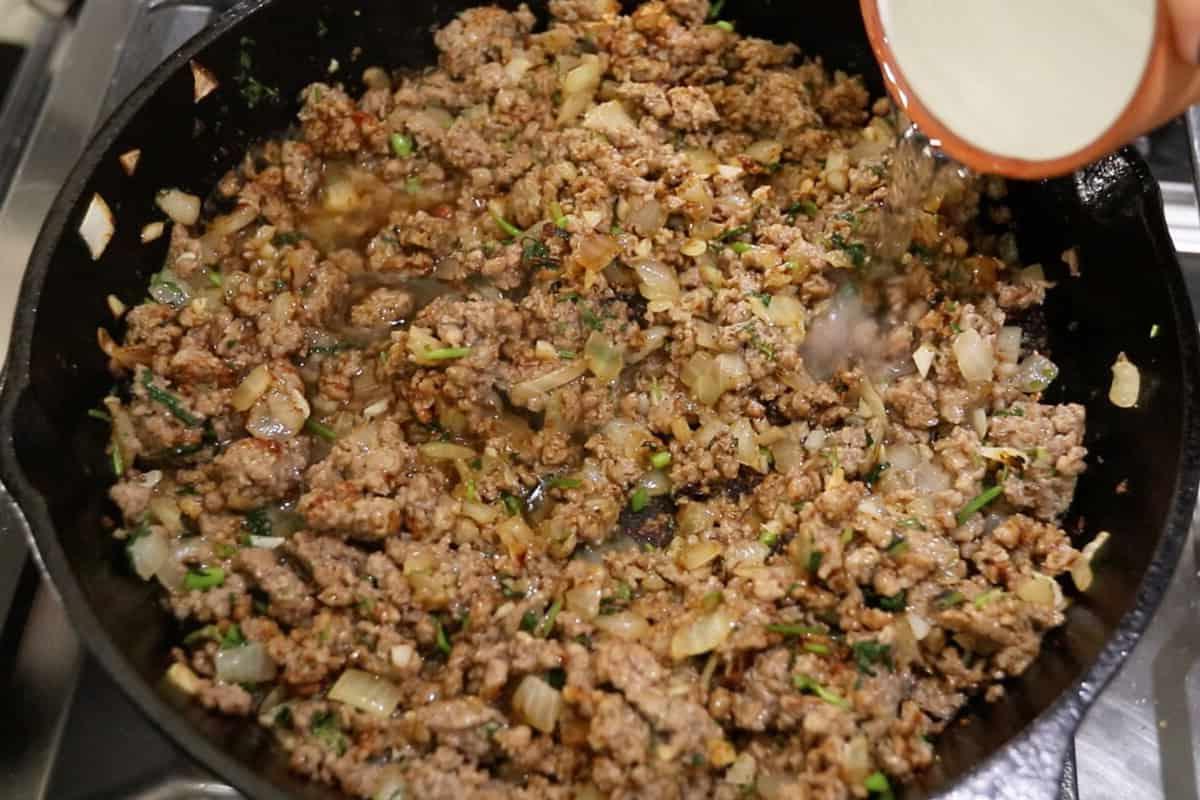 Προσθήκη τεκίλας στον κιμά σε τηγάνι