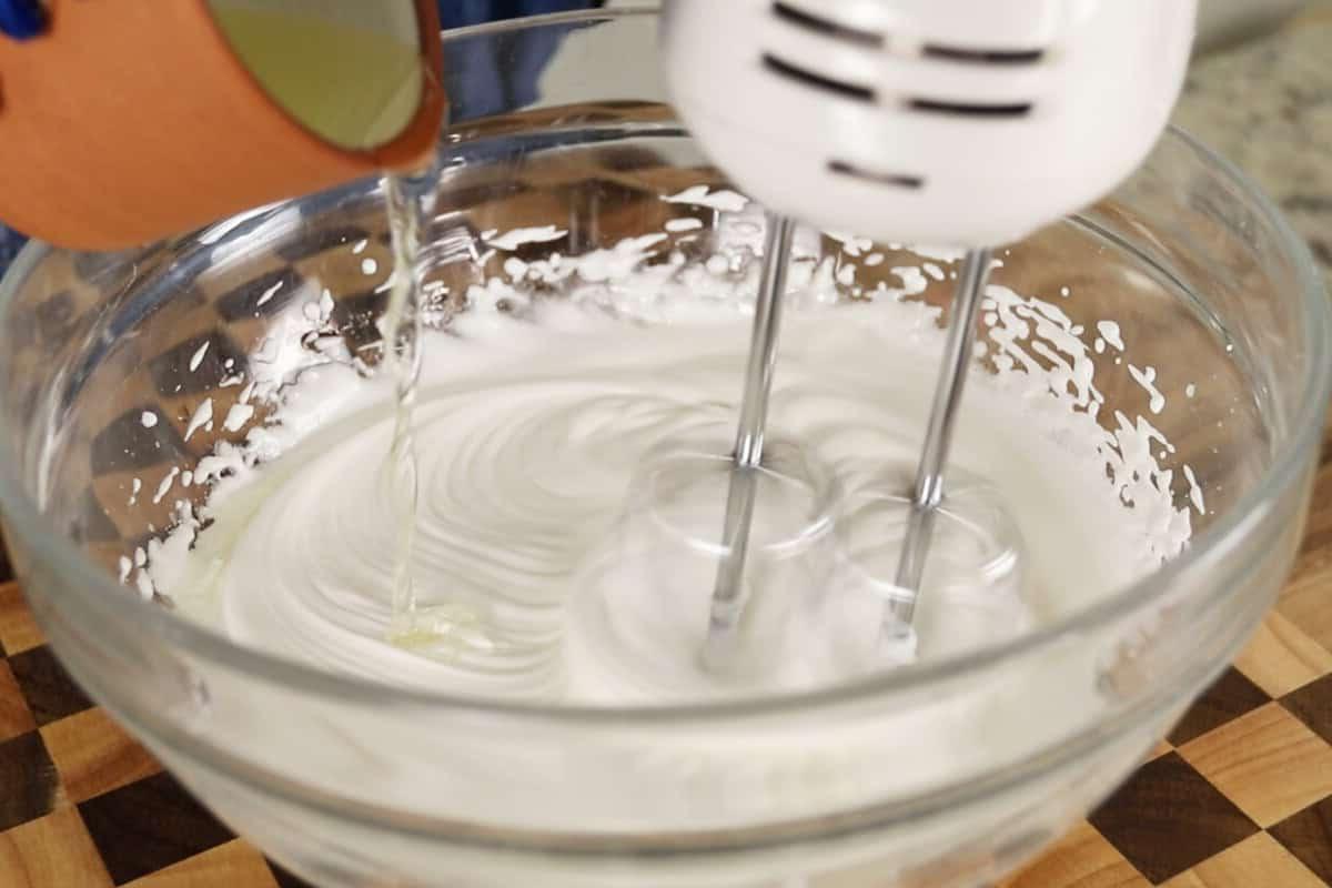 Βήμα-βήμα: Προσθήκη λαδιού στο μείγμα aquafaba καθώς χτυπιέται με μίξερ χειρός