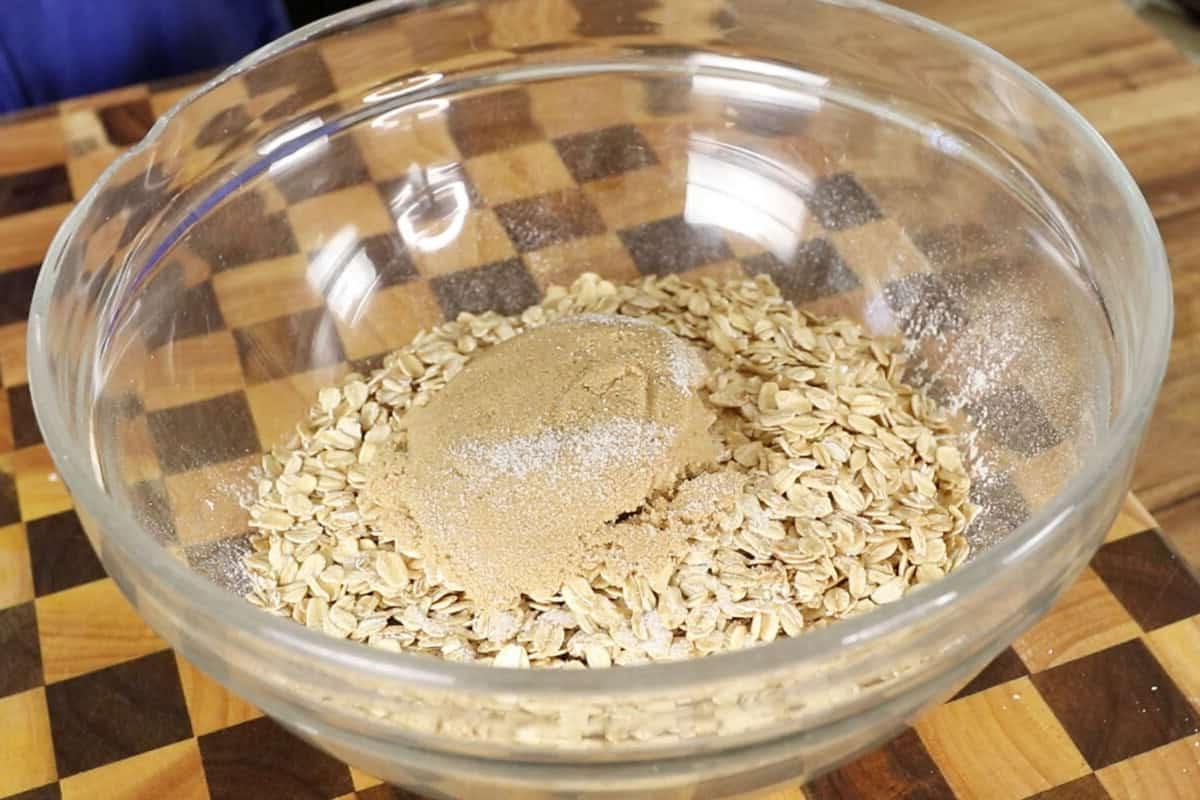 Βέγκαν Κραμπλ Φράουλας και Ραβεντιού 12 ingredients for oat crumble topping in large glass bowl for vegan strawberry rhubarb crumble