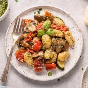 ένα λευκό πιάτο με vegan ψητό νιόκι πέστο