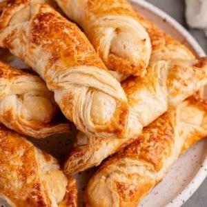Κοντινή φωτογραφία από βίγκαν κεσίτος σε λευκό πιάτο
