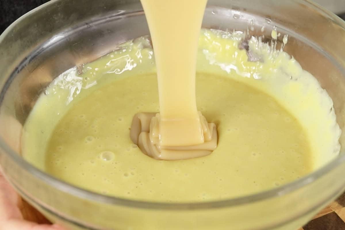 Προετοιμασία vegan κρέμας βανίλιας σε γυάλινο μπολ