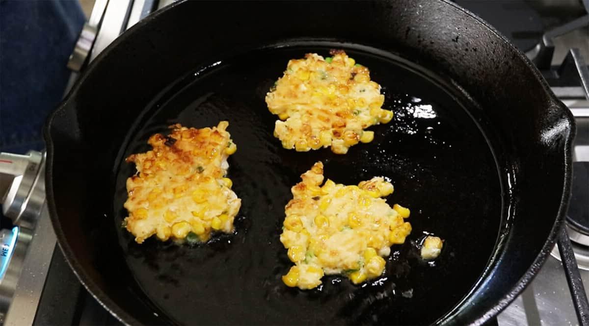 Εύκολοι Βέγκαν Καλαμποκοκεφτέδες 12 vegan καλαμποκοκεφτέδες να τηγανίζονται σε τηγάνι από χυτοσίδηρο
