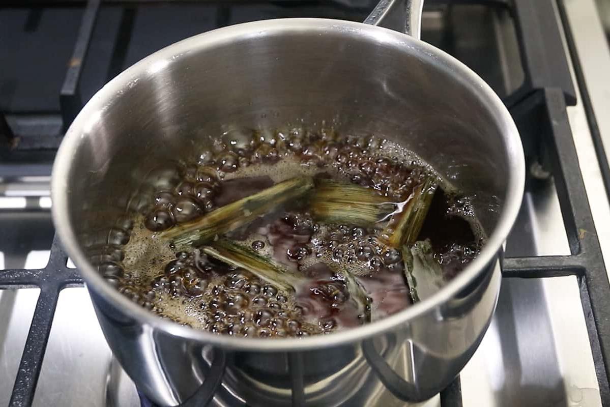 Φτιάχνοντας αρνιμπάλ με νερό, καστανή ζάχαρη και παντάν