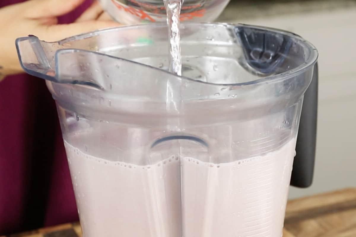 Ούμπε Ορτσάτα (Βίγκαν) 13 adding water into blender with ube horchata to water it down before serving