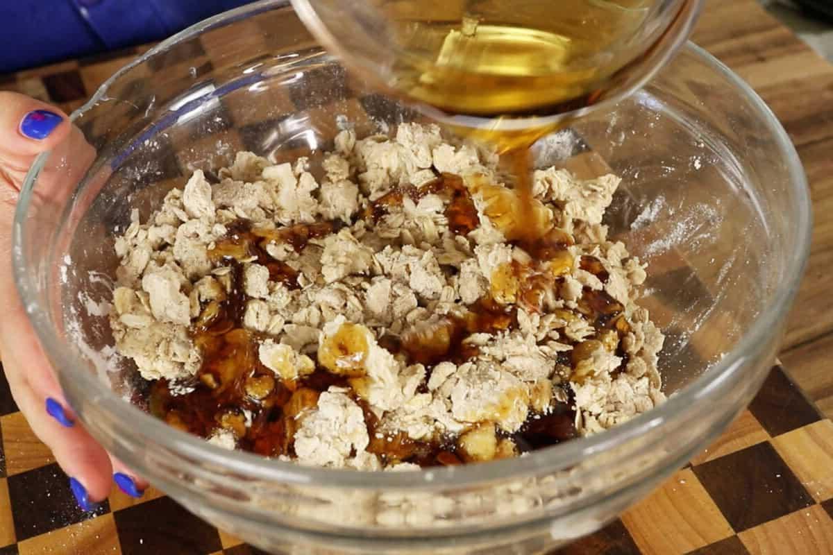 Βέγκαν Κραμπλ Φράουλας και Ραβεντιού 13 ingredients for oat crumble topping in large glass bowl for vegan strawberry rhubarb crumble