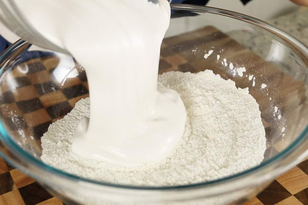 Βήμα-βήμα: Προσθήκη του χτυπημένου aquafaba στο αλεύρι