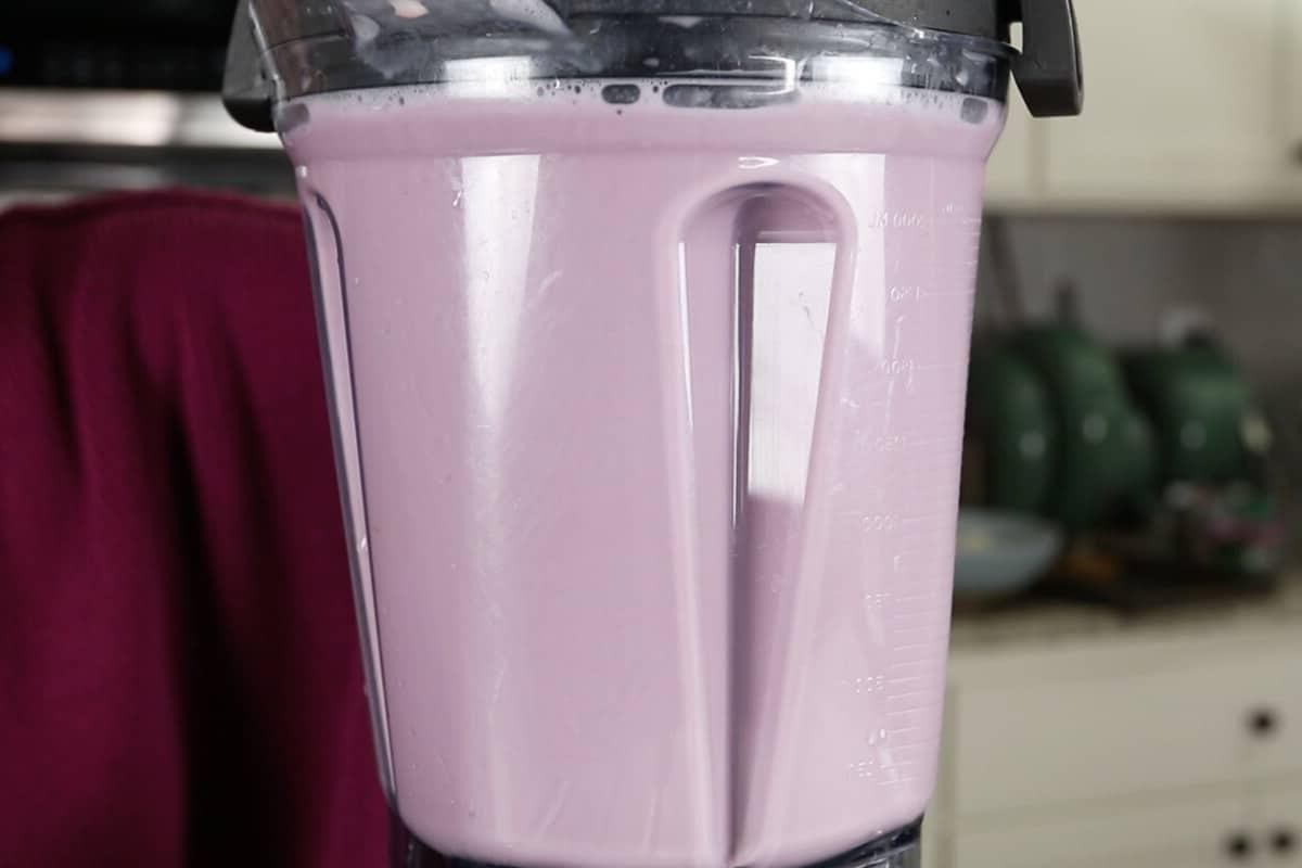 Ούμπε Ορτσάτα (Βίγκαν) 14 horizontal photo of blending vegan ube horchata in vitamix blender