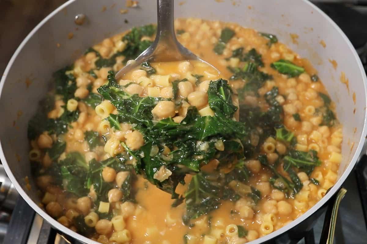 Μια κουτάλα γεμάτη από την τελειωμένη Pasta e Ceci