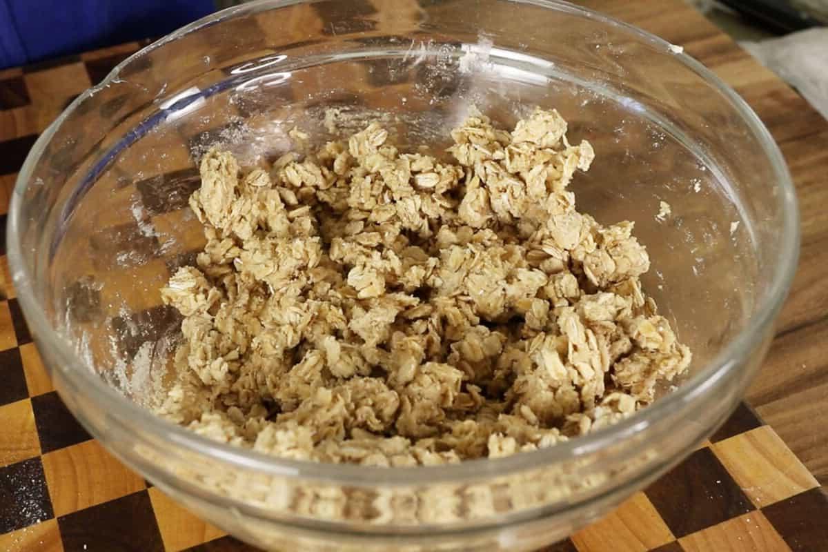 Βέγκαν Κραμπλ Φράουλας και Ραβεντιού 14 ingredients for oat crumble topping in large glass bowl for vegan strawberry rhubarb crumble
