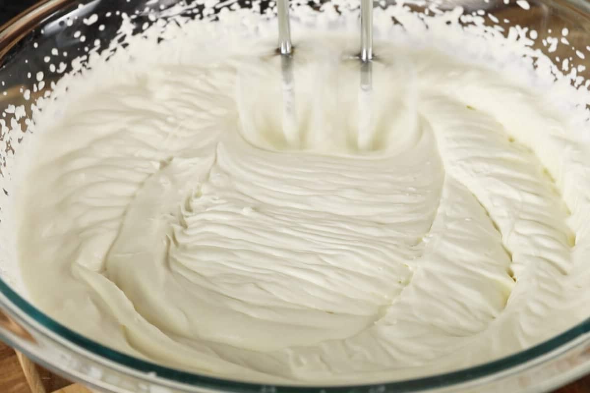 Χτύπημα vegan κρέμας γάλακτος σε γυάλινο μπολ