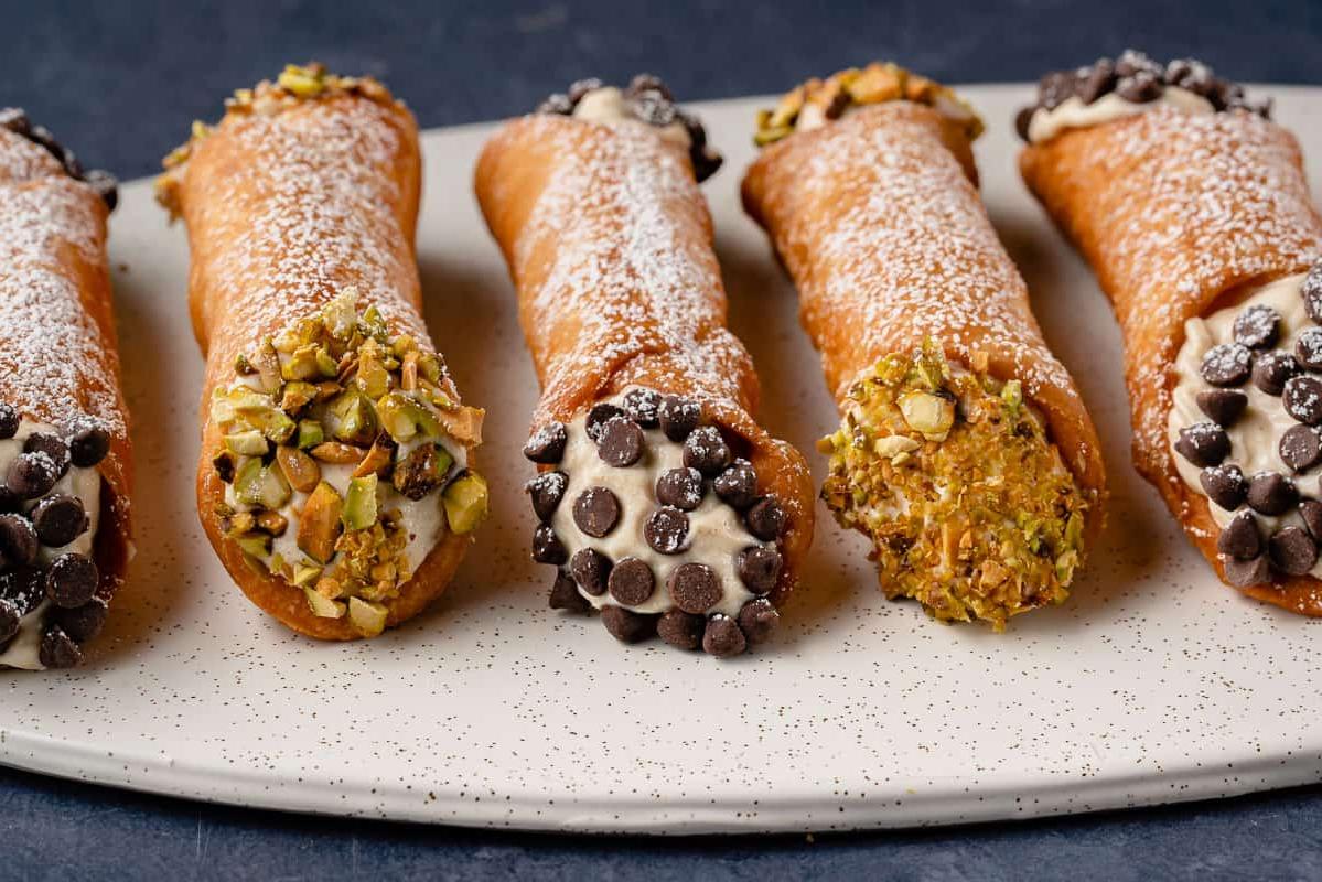 Οριζόντια φωτογραφία από Vegan Κανόλι με σοκολάτα και φυστίκια σε λευκό πιάτο