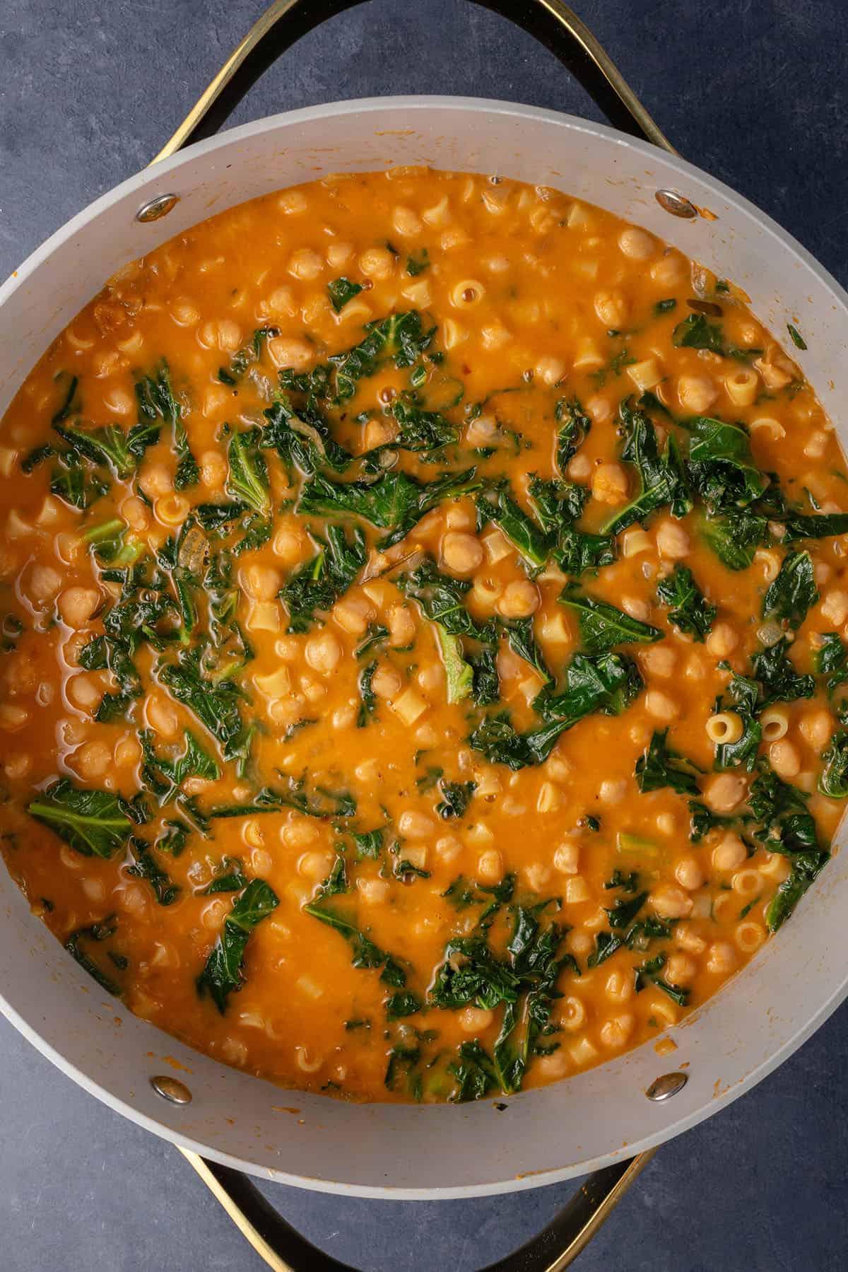 Μεγάλη κατσαρόλα με Pasta e Ceci