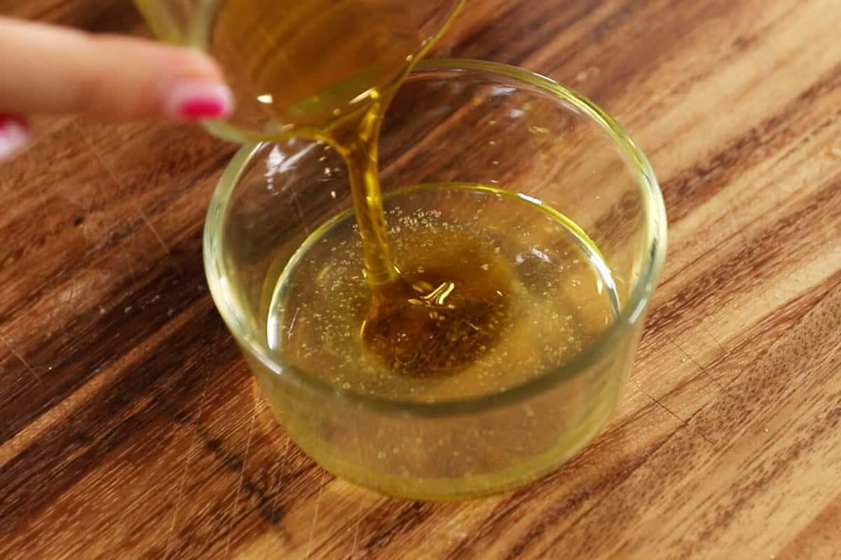 Κέικ Λεμονιού και Ελαιόλαδου (Βίγκαν) 16 Μεταφορά του σιροπιού λεμονιού με ελαιόλαδο σε μπολ