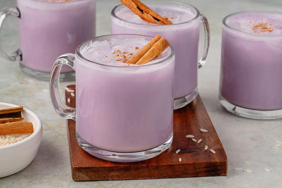 Ούμπε Ορτσάτα (Βίγκαν) 16 horizontal photo of 4 glasses of ube horchata styled on wooden cutting board