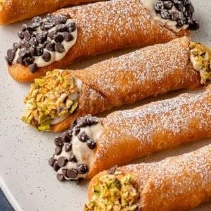 Κάθετη φωτογραφία από Vegan Κανόλι με σοκολάτα και φυστίκια σε λευκό πιάτο