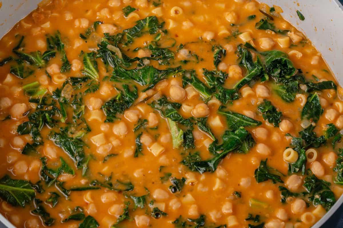Μεγάλη κατσαρόλα με Pasta e Ceci