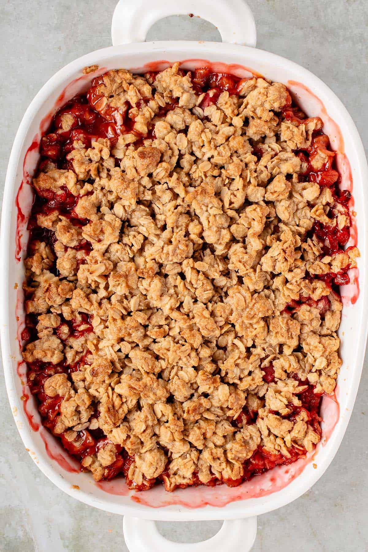 Βέγκαν Κραμπλ Φράουλας και Ραβεντιού 16 overhead photo of vegan strawberry rhubarb crisp in white baking dish after baking