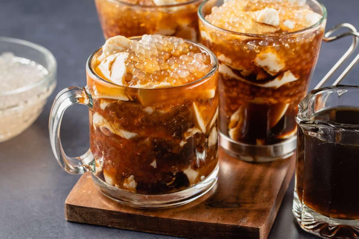 Τρία ποτήρια Taho σε ξύλινη επιφάνεια