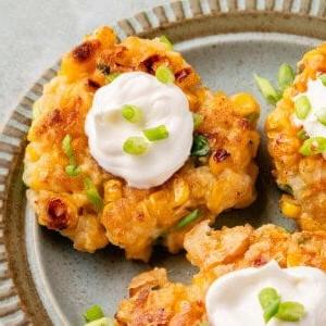 Εύκολοι Βέγκαν Καλαμποκοκεφτέδες 17 vegan καλαμποκοκεφτέδες σε μπλε πιάτο με μαγιονέζα και φρέσκο κρεμμυδάκι