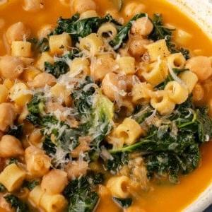 Μπολ με Pasta e Ceci γαρνιρισμένο με βίγκαν παρμεζάνα