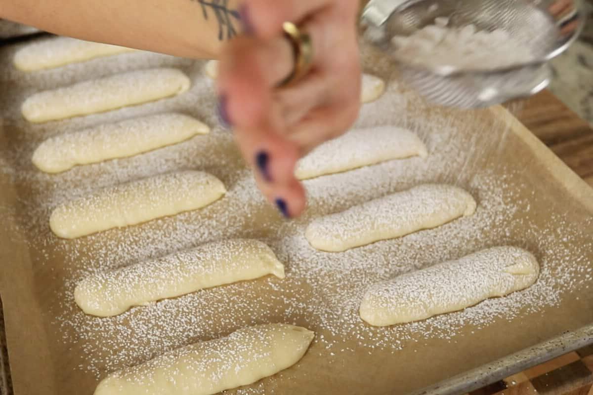 Βήμα-βήμα: Πασπάλισμα ζύμης μπισκότων ladyfinger με ζάχαρη άχνη