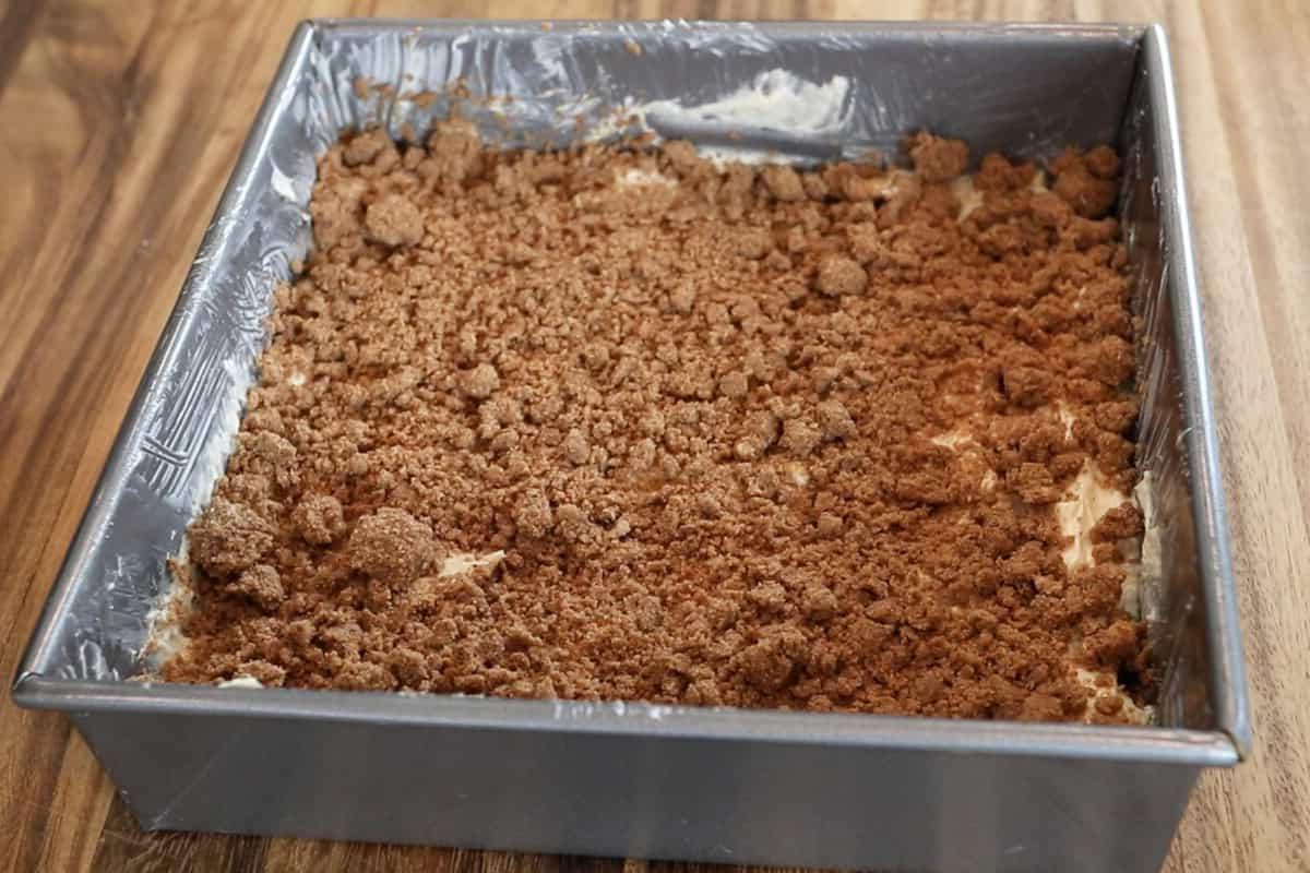 Streusel στρωμένο πάνω από ζύμη κέικ για βίγκαν κέικ καφέ σε ταψί