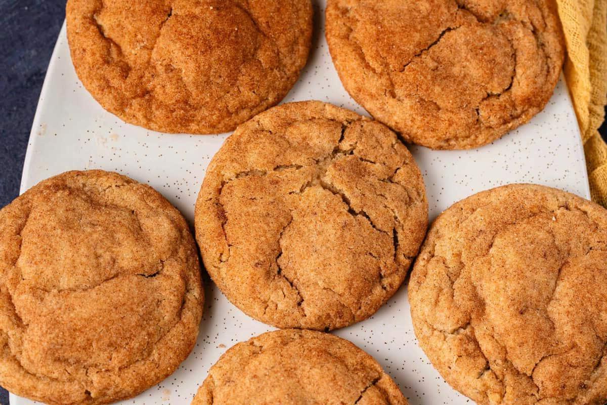 Σνικερντούντλς Κολοκύθας 18 Snickerdoodles σε λευκό πιάτο