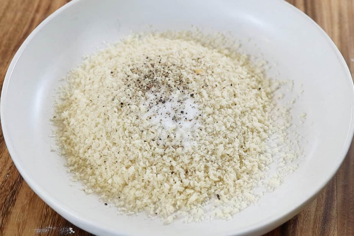 προσθήκη καρυκευμάτων σε φρυγανιά panko