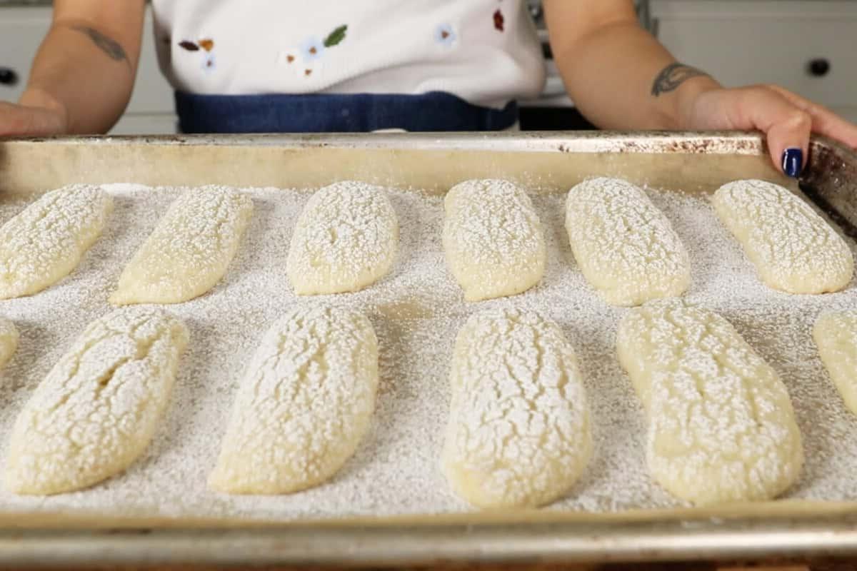Βήμα-βήμα: Τελικά μπισκότα ladyfinger στο ταψί