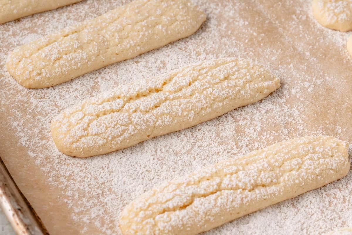 Κοντινή όψη σπιτικών vegan ladyfingers σε ταψί ψησίματος