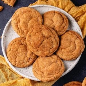 Σνικερντούντλς Κολοκύθας 20 Μπισκότα snickerdoodles κολοκύθας σε πιάτο με κίτρινη πετσέτα